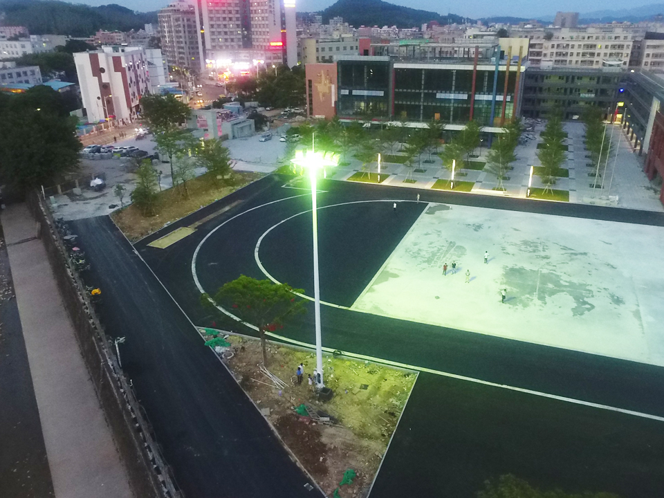 名称：深圳学校标准11人制足球场升降高杆灯案例